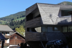 Es gibt auch moderne  Gebäude in Moos