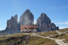Die Hütte vor den Drei Zinnen.
