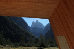 Blick auf die drei Zinnen von Pavillon beim Parkplatz.