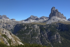 Drei Zinnen (rechts) mit Hütte (links)