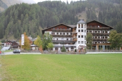 Hotel mit Mietwagen (links)
