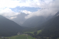 Am Morgen sind die Dolomiten noch in Wolken verhüllt.