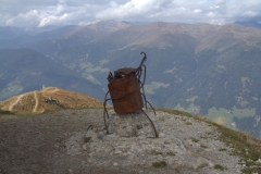 Jerry-Can auf dem Gipfel. Kunst oder ... ?