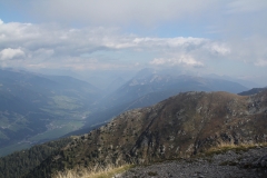 Blick ins Nachbartal. Hinten ist der Großglockner in Wolken verborgen.
