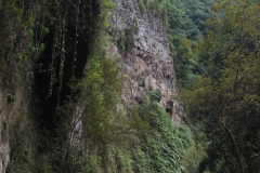 Tunnel von der Seite (irgendwo hinter der Felswand)