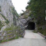 Tunnel für Autos, links der Steig für Fußgänger.