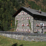 Das Tauernhaus in der Sonne.